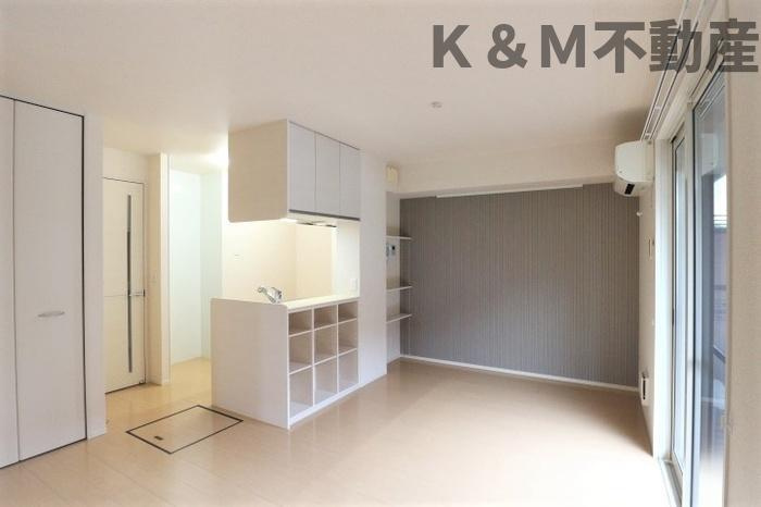 フラッツ酒井根　Ⅱ号棟の居間・リビング|こちらの居間で趣味の時間をお楽しみください