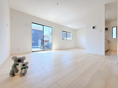 【居間・リビング】 | 高崎市金古町　新築住宅 | 窓から差し込む陽光がリビングでくつろぐ家族を暖かく包み込みます。光溢れる空間で子育てする喜び。生活の中心となるLDKで贅沢な時間を家族とお過ごしください。