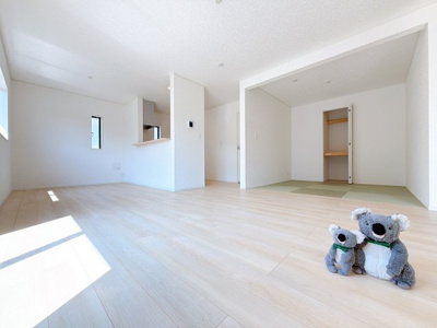 【居間・リビング】 | 高崎市金古町　新築住宅 | 上質な素材感と明るい空間が調和するリビング・ダイニング。家族やゲストをもてなす、ワンランク上のくつろぎをお届けします。