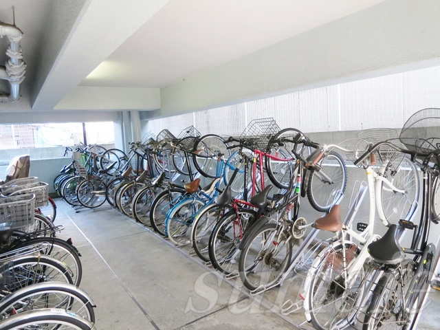 ロイヤルステージ王子神谷のその他共用部分|駐輪場も広いです♪