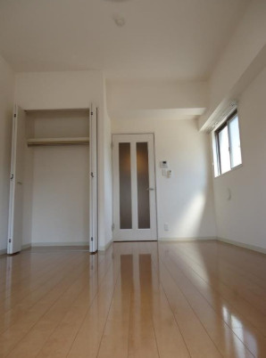 エム　スクエアの洋室