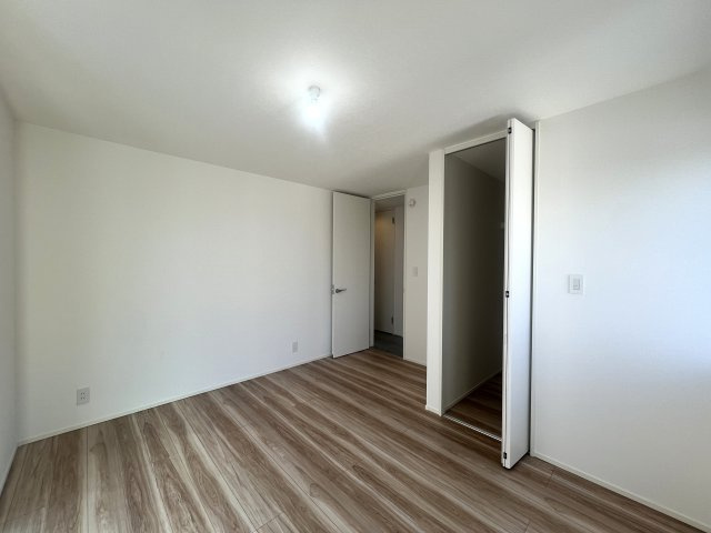 さえぎるものがない。どこまでも見渡せる。そう、どこま～でも、どこま～でも、果てしないそr、な、【南区別所４丁目新築戸建】の洋室|広々とした洋室です