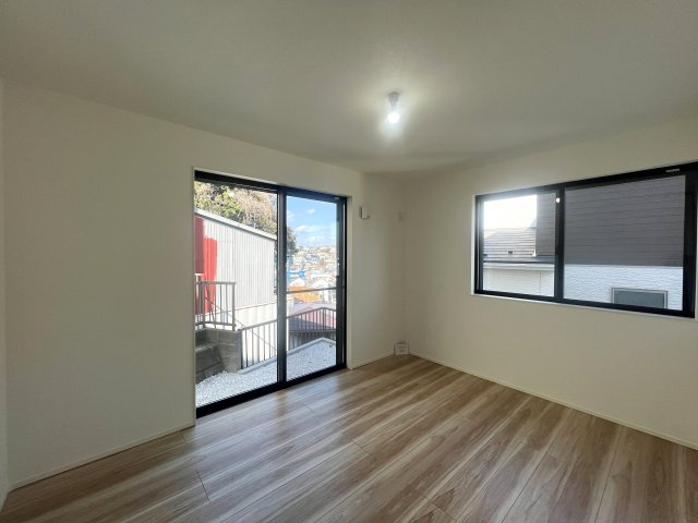 さえぎるものがない。どこまでも見渡せる。そう、どこま～でも、どこま～でも、果てしないそr、な、【南区別所４丁目新築戸建】の洋室|明るい洋室です