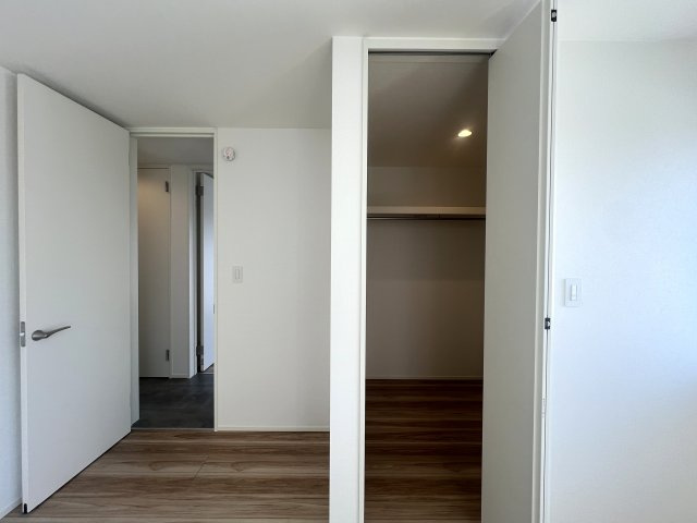 さえぎるものがない。どこまでも見渡せる。そう、どこま～でも、どこま～でも、果てしないそr、な、【南区別所４丁目新築戸建】の収納|大きなものも収納できそうです