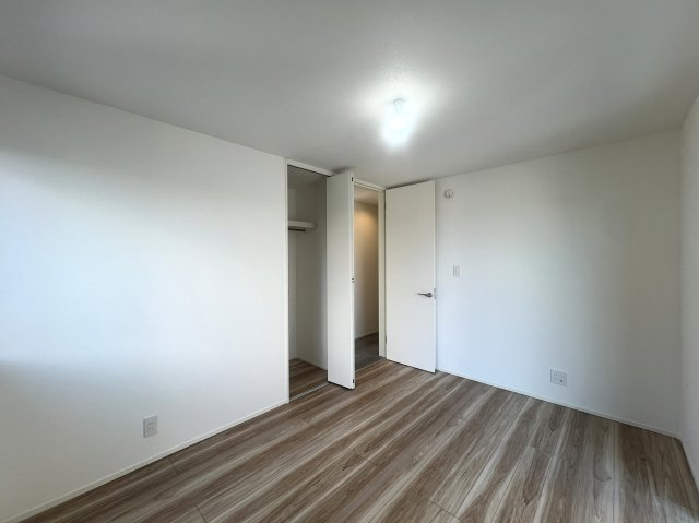 さえぎるものがない。どこまでも見渡せる。そう、どこま～でも、どこま～でも、果てしないそr、な、【南区別所４丁目新築戸建】の洋室|広々とした洋室です