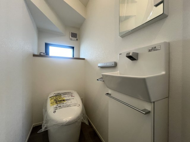 さえぎるものがない。どこまでも見渡せる。そう、どこま～でも、どこま～でも、果てしないそr、な、【南区別所４丁目新築戸建】のトイレ|シンプルで使いやすいトイレです