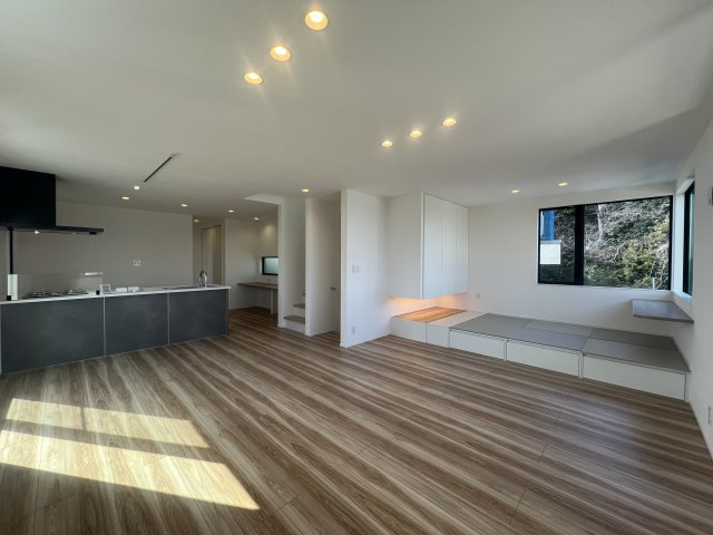 さえぎるものがない。どこまでも見渡せる。そう、どこま～でも、どこま～でも、果てしないそr、な、【南区別所４丁目新築戸建】の居間・リビング|ゆったり過ごせる居間です