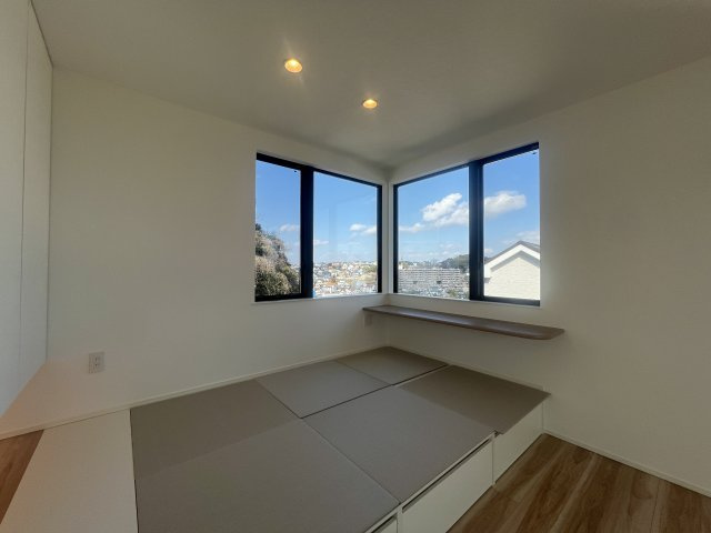 さえぎるものがない。どこまでも見渡せる。そう、どこま～でも、どこま～でも、果てしないそr、な、【南区別所４丁目新築戸建】の居間・リビング|ゆったり過ごせる居間です