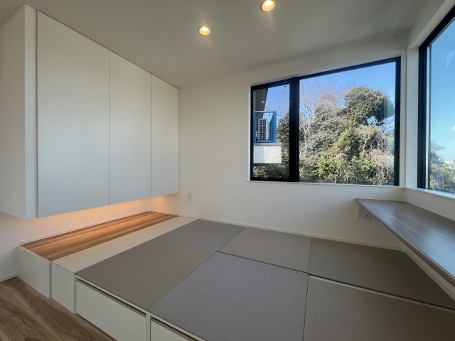 さえぎるものがない。どこまでも見渡せる。そう、どこま～でも、どこま～でも、果てしないそr、な、【南区別所４丁目新築戸建】の居間・リビング|使いやすいリビングです