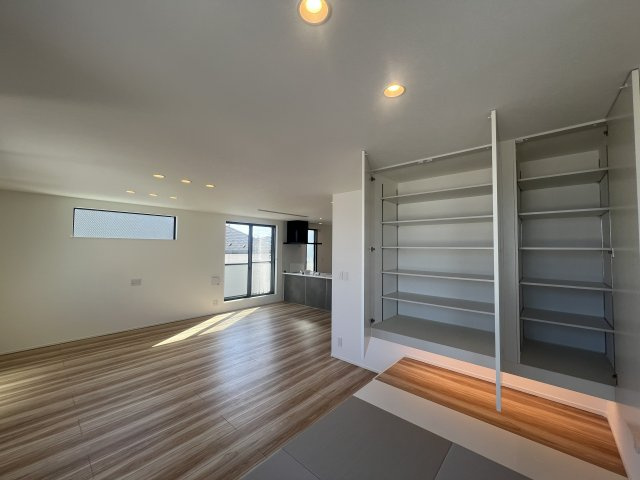 さえぎるものがない。どこまでも見渡せる。そう、どこま～でも、どこま～でも、果てしないそr、な、【南区別所４丁目新築戸建】の居間・リビング|おしゃれなリビングです