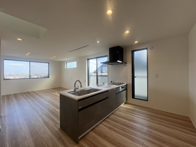 さえぎるものがない。どこまでも見渡せる。そう、どこま～でも、どこま～でも、果てしないそr、な、【南区別所４丁目新築戸建】の居間・リビング|居間です