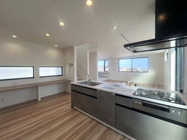 さえぎるものがない。どこまでも見渡せる。そう、どこま～でも、どこま～でも、果てしないそr、な、【南区別所４丁目新築戸建】のキッチン|キッチンです