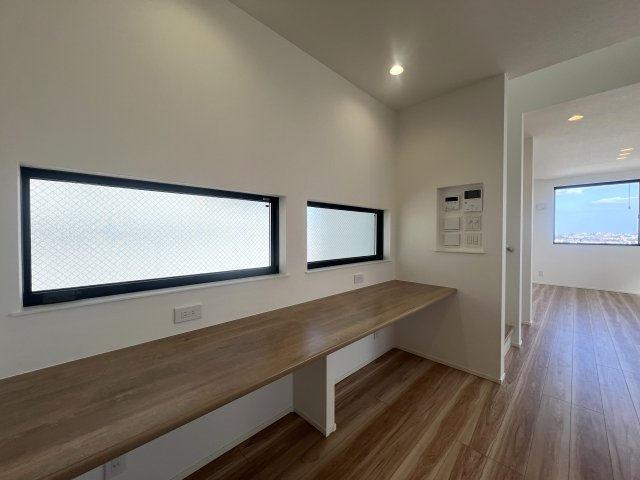 さえぎるものがない。どこまでも見渡せる。そう、どこま～でも、どこま～でも、果てしないそr、な、【南区別所４丁目新築戸建】の居間・リビング|ゆったりとした居間です