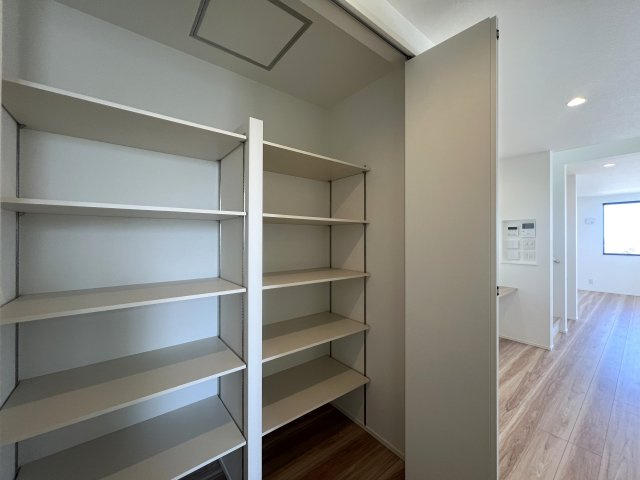 さえぎるものがない。どこまでも見渡せる。そう、どこま～でも、どこま～でも、果てしないそr、な、【南区別所４丁目新築戸建】の収納|専用の収納スペースです