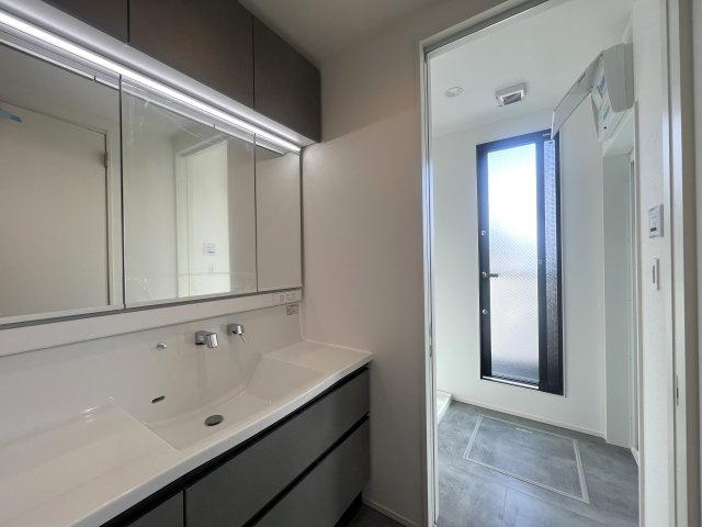 さえぎるものがない。どこまでも見渡せる。そう、どこま～でも、どこま～でも、果てしないそr、な、【南区別所４丁目新築戸建】の独立洗面台|独立洗面化粧台付き