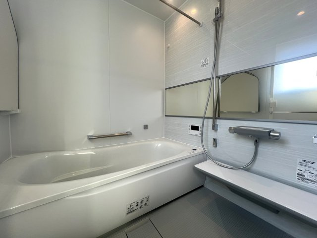 さえぎるものがない。どこまでも見渡せる。そう、どこま～でも、どこま～でも、果てしないそr、な、【南区別所４丁目新築戸建】の浴室|落ち着いた空間のお風呂です