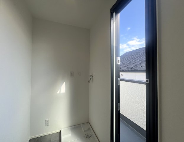 さえぎるものがない。どこまでも見渡せる。そう、どこま～でも、どこま～でも、果てしないそr、な、【南区別所４丁目新築戸建】のランドリースペース