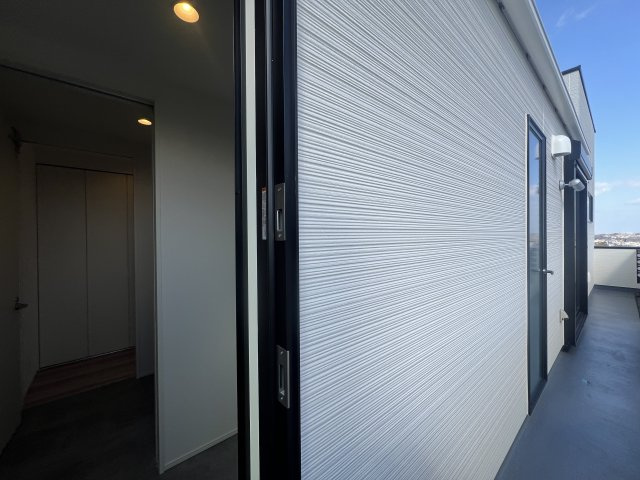 さえぎるものがない。どこまでも見渡せる。そう、どこま～でも、どこま～でも、果てしないそr、な、【南区別所４丁目新築戸建】のバルコニー|お洗濯にも便利なバルコニー付き