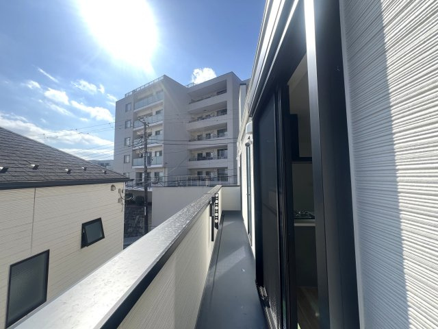 さえぎるものがない。どこまでも見渡せる。そう、どこま～でも、どこま～でも、果てしないそr、な、【南区別所４丁目新築戸建】のバルコニー|落ち着いた時間を過ごせるバルコニーです