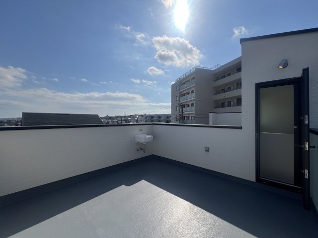 さえぎるものがない。どこまでも見渡せる。そう、どこま～でも、どこま～でも、果てしないそr、な、【南区別所４丁目新築戸建】のバルコニー|バルコニー付きです