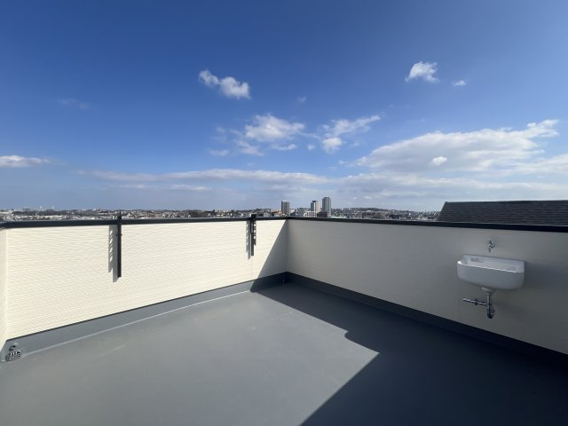 さえぎるものがない。どこまでも見渡せる。そう、どこま～でも、どこま～でも、果てしないそr、な、【南区別所４丁目新築戸建】のバルコニー|開放的で明るい空間を演出してくれるバルコニーです