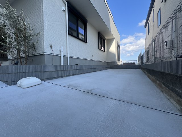 さえぎるものがない。どこまでも見渡せる。そう、どこま～でも、どこま～でも、果てしないそr、な、【南区別所４丁目新築戸建】の駐車場|駐車場の用意があります