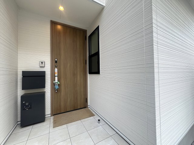 さえぎるものがない。どこまでも見渡せる。そう、どこま～でも、どこま～でも、果てしないそr、な、【南区別所４丁目新築戸建】の玄関|落ち着いた玄関です