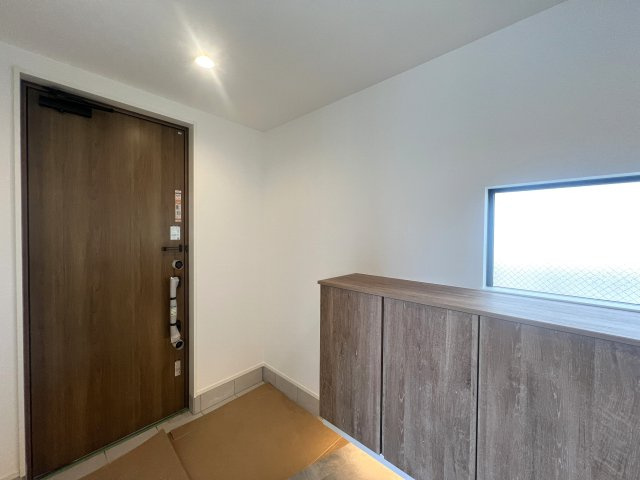 さえぎるものがない。どこまでも見渡せる。そう、どこま～でも、どこま～でも、果てしないそr、な、【南区別所４丁目新築戸建】の玄関|玄関です