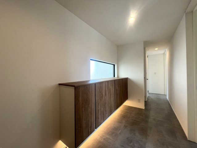 さえぎるものがない。どこまでも見渡せる。そう、どこま～でも、どこま～でも、果てしないそr、な、【南区別所４丁目新築戸建】の玄関|きれいな玄関です