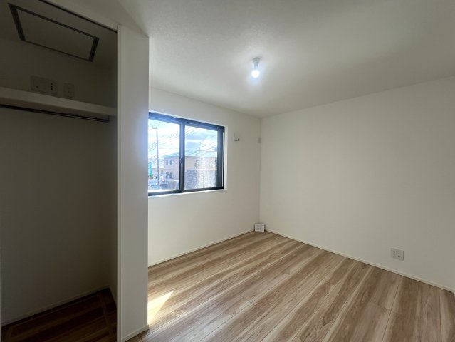 さえぎるものがない。どこまでも見渡せる。そう、どこま～でも、どこま～でも、果てしないそr、な、【南区別所４丁目新築戸建】の洋室|ゆったりした洋室です