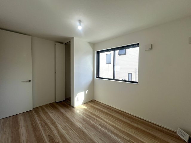 さえぎるものがない。どこまでも見渡せる。そう、どこま～でも、どこま～でも、果てしないそr、な、【南区別所４丁目新築戸建】の洋室|洋室です