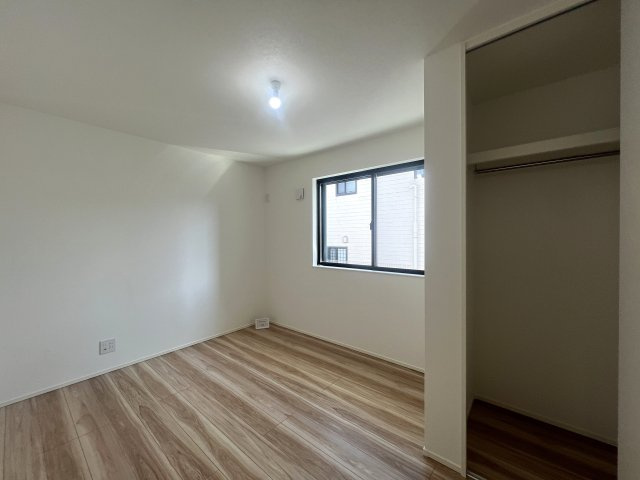 さえぎるものがない。どこまでも見渡せる。そう、どこま～でも、どこま～でも、果てしないそr、な、【南区別所４丁目新築戸建】の洋室|広々とした洋室です