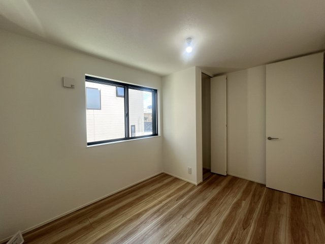 さえぎるものがない。どこまでも見渡せる。そう、どこま～でも、どこま～でも、果てしないそr、な、【南区別所４丁目新築戸建】の洋室|スタンダードな洋室です