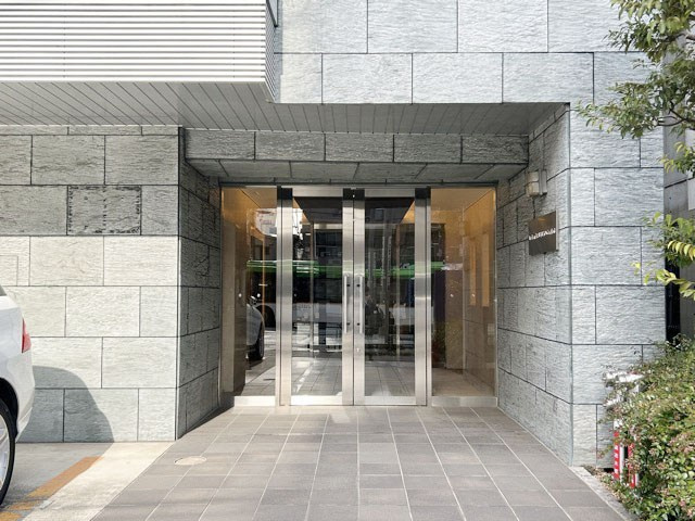 【エントランス】 | LE-LION IKEBUKURO COMFORT | オートロックを備えた、マンションのエントランス。やはりセキュリティの観点は欠かすことができません。皆様を“安全”に送り出し、出迎えてくれます。～即日のご見学可能～　お問合せはお気軽にどうぞ。