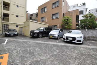 【駐車場】 | マンションの駐車場スペース。空きの有無や駐車料金、サイズ規定などについては、改めてお問い合わせください。～即日のご見学可能～　お問合せはお気軽にどうぞ。
