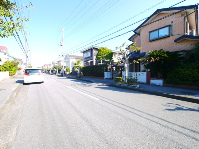 東金市日吉台5　中古戸建の前面道路含む現地写真|内装リフォーム歴あり。令和4年 リビング約16帖 レイクサイド分譲地内 ローソン徒歩約4分 都市ガス