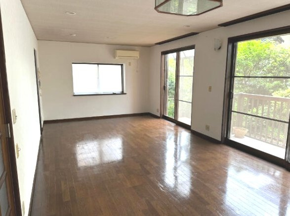 東金市日吉台5　中古戸建の居間・リビング|内装リフォーム歴あり。令和4年 リビング約16帖 レイクサイド分譲地内 ローソン徒歩約4分 都市ガス
