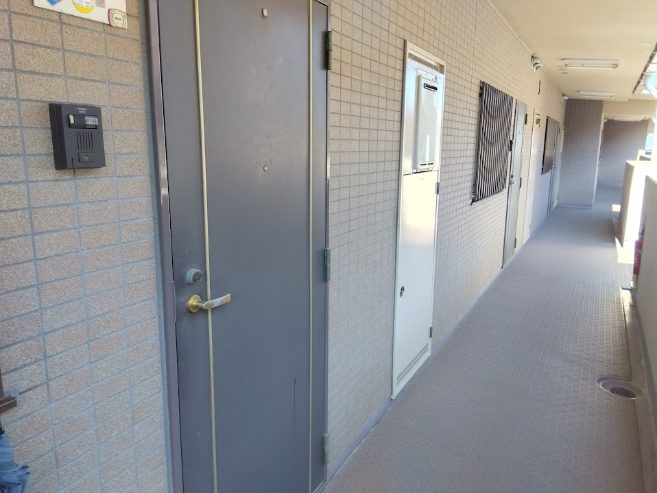 アイリス桃郷　沼津市志下の玄関|風通しもよく、気持ちよくお住まいいただけます。最上階のお部屋ならではの落ち着いたフロア環境も魅力のひとつです。プライバシー性を重視される方にもおすすめです。