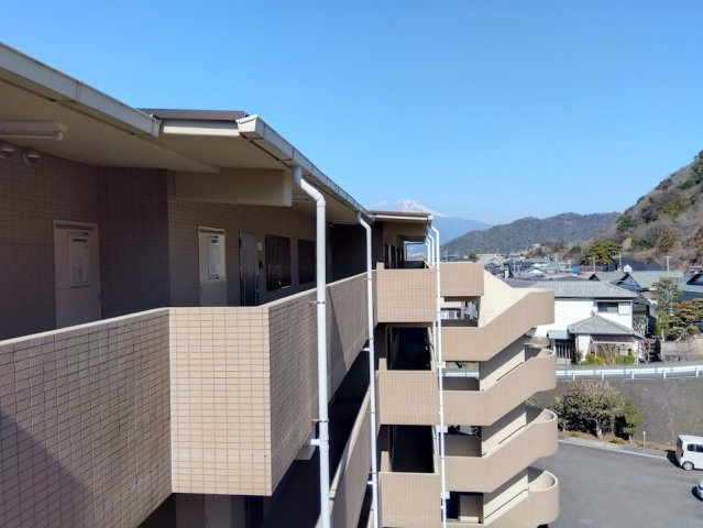 アイリス桃郷　沼津市志下のその他|最上階ならではの開放感あふれるロケーションです。
バルコニー側からは空が大きく広がり、富士山も望める気持ちの良い眺望が魅力です。