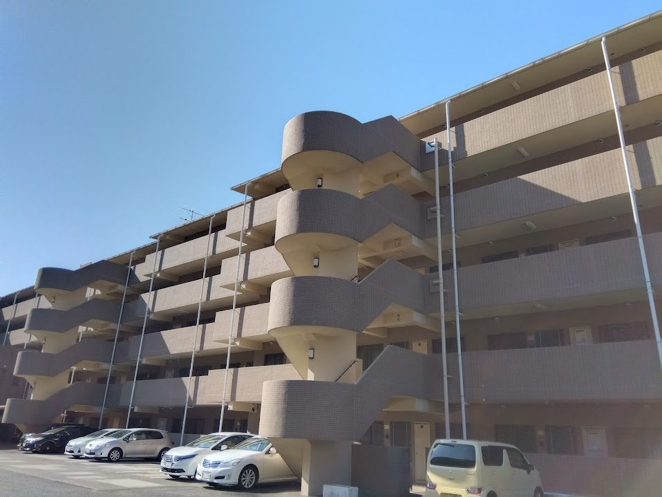 アイリス桃郷　沼津市志下の外観|上階からの足音を気にせず、ゆったりと暮らせる最上階物件です。
開放感のある眺望と、明るい陽射しがたっぷり差し込む心地よい空間が魅力です。