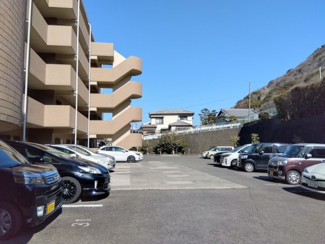 アイリス桃郷　沼津市志下の駐車場|敷地内にゆとりある駐車スペースを確保したマンションです。
駐車区画も整然としており、お車の出し入れがしやすい広さが魅力です。