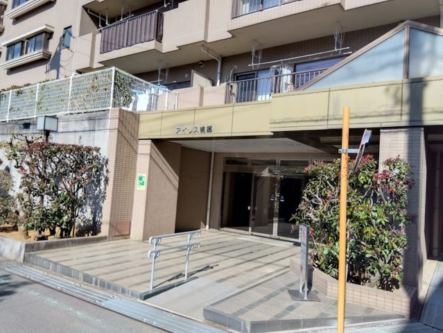 アイリス桃郷　沼津市志下のその他|重厚感のあるタイル張りのエントランスです。
ゆとりあるアプローチにはスロープも設けられており、小さなお子様やご高齢の方にも配慮された設計です。毎日の出入りが快適で安心できる住環境です。