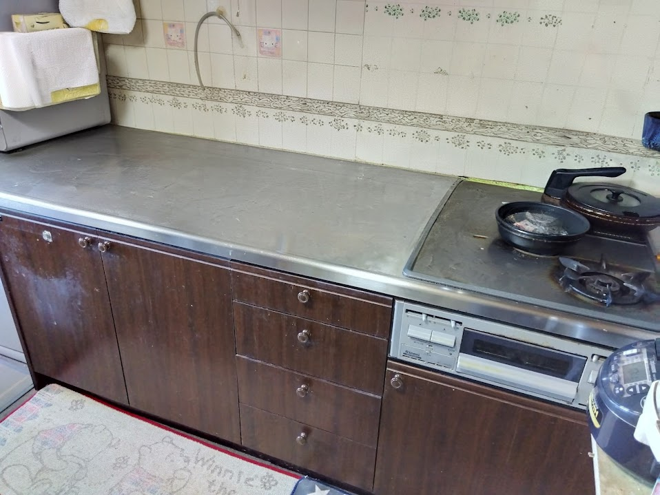 アイリス桃郷　沼津市志下のキッチン|広々とした作業スペースが魅力のキッチンです。ゆとりある天板は、お料理の下ごしらえや盛り付けもスムーズに行えます。収納も豊富で、調理器具や食器類をすっきり整理可能
毎日の家事がはかどる実用的なつくりです