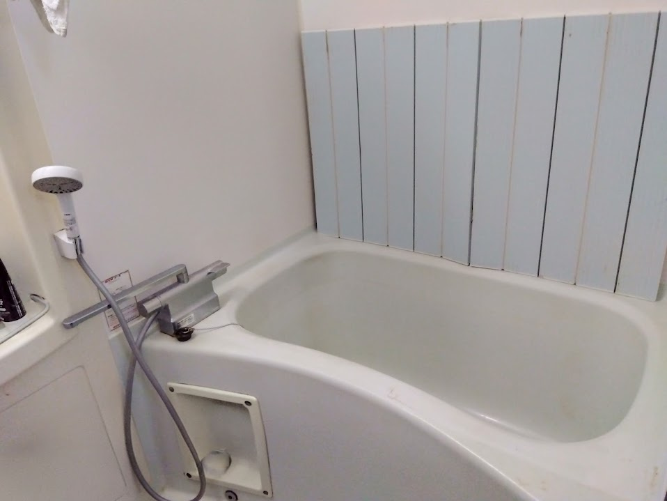 アイリス桃郷　沼津市志下の浴室|ゆったりとした浴槽が魅力のバスルームです。手すり付きで安心感もあり、小さなお子様からご高齢の方まで使いやすい設計になっています。
毎日のバスタイムを快適に過ごせます。