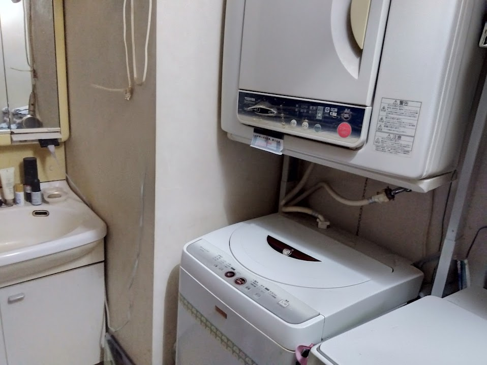 アイリス桃郷　沼津市志下の洗面所|洗面室はコンパクトながらも、機能的にまとまった空間です。洗濯機置き場と乾燥機が設置できる仕様で、家事動線がスムーズです。身支度からお洗濯まで、この空間で効率よく完結します。