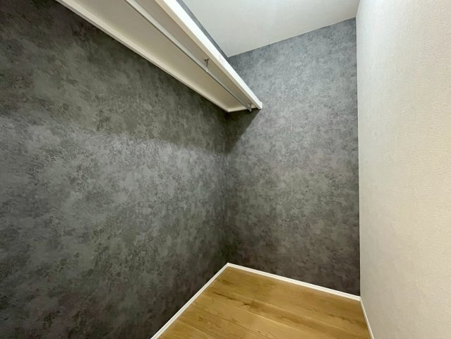 耳原1丁目の収納|【WCL】衣類も小物もまとめて収納できるウォークインクローゼット。収納力が高く、整理整頓もラクラク。快適な暮らしを支える家族にうれしい住まいです