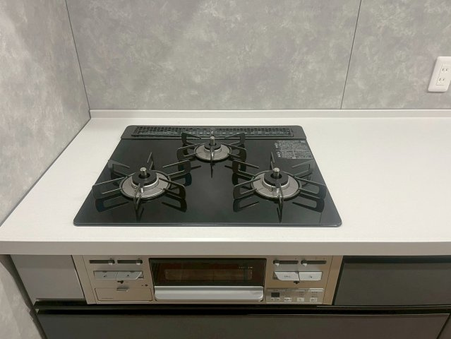 耳原1丁目の設備|【3口コンロ】同時に複数の料理ができる3口コンロ付き。忙しい家事も効率的にこなせ、毎日の料理時間がスムーズになります