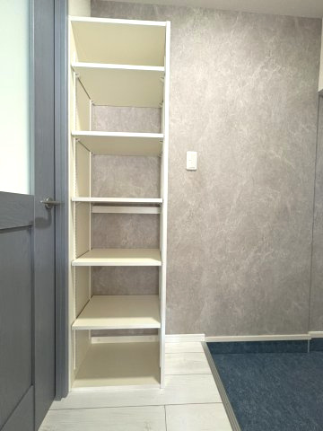 南円明寺ケ丘団地8棟の収納|玄関収納付きです。
靴や小物等を収納していただけます！