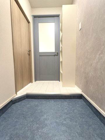 南円明寺ケ丘団地8棟の玄関|すっきりとした玄関スペース。
シューズ収納付きで玄関まわりをきれいに保つことができます！