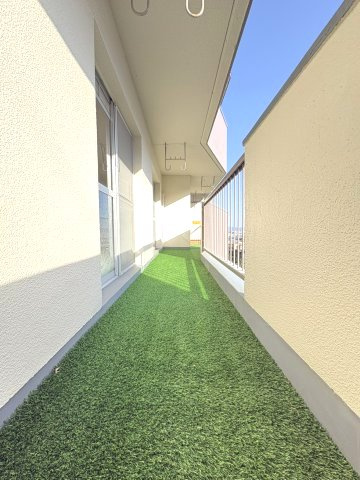 南円明寺ケ丘団地8棟のバルコニー|バルコニーには、人工芝を採用。